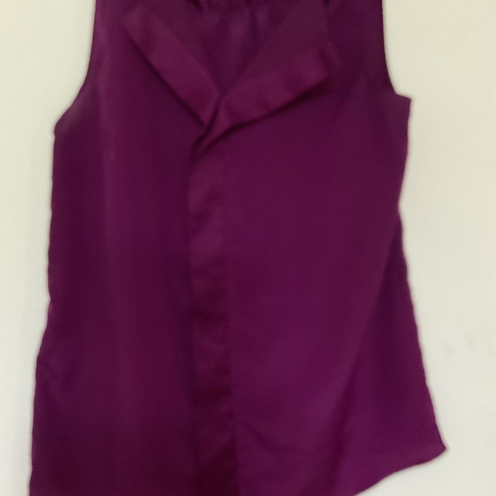 Sleeveless V-Neck Shell Top in Deep Plum